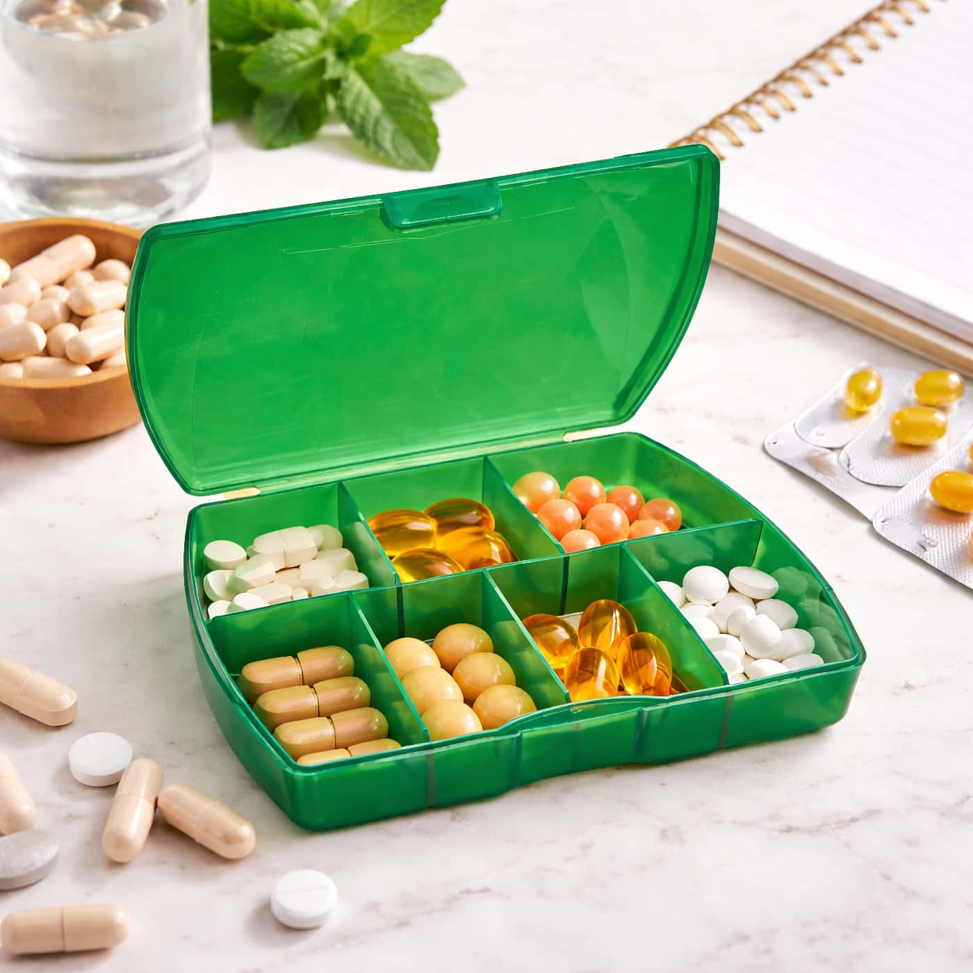 Herbalife Tablettbox Medium med sju fack för organiserad förvaring av tabletter och kapslar i vardagen